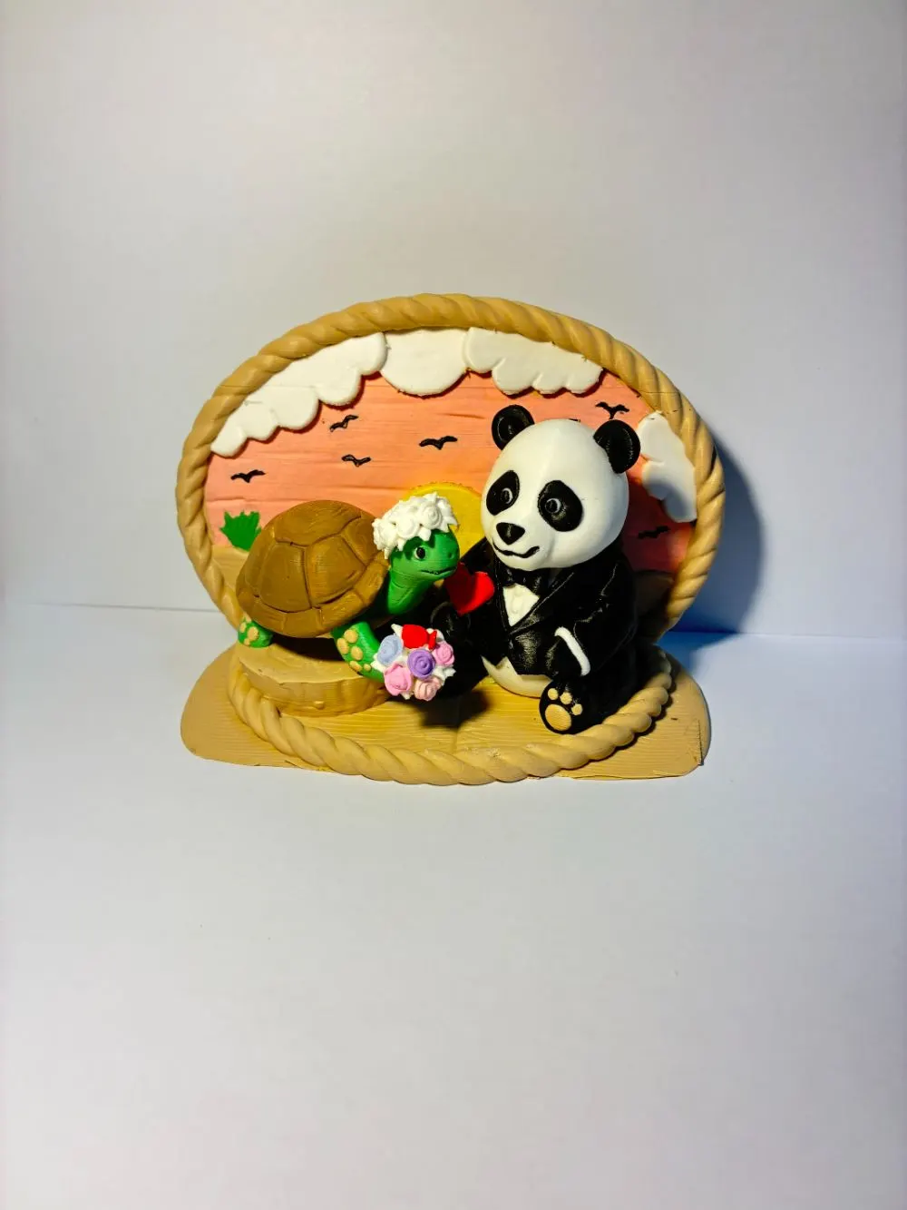 Il cake topper realizzato: panda e tartaruga al tramonto